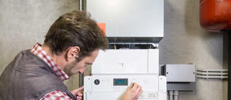 Técnico ajustando el mantenimiento de la caldera
