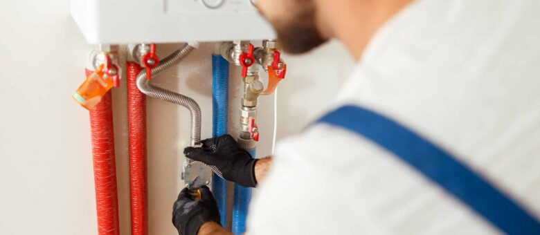 Fontanero revisando la seguridad de la caldera de gas