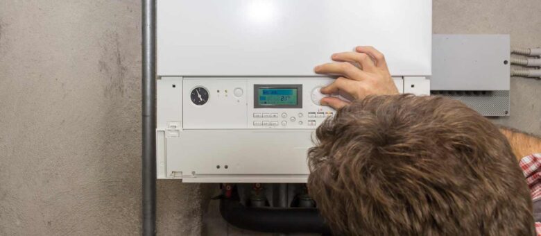 Fontanero preparando la caldera para el invierno